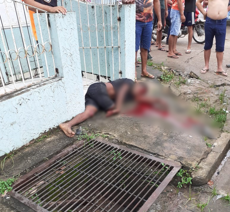 Motociclista foi lançado em um muro de uma casa, e ficou por cima da própria perna - Foto: Reprodução / Redes sociais