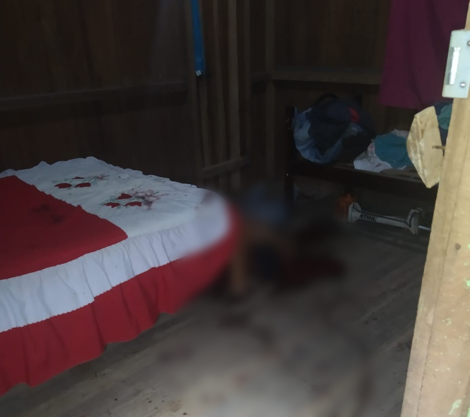 A vítima foi atingido por vários golpes de faca nas costas, teve um corte profundo no pescoço e a orelha decepada, indo a óbito no local.