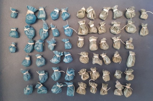 Polícia Militar encontra 59 papelotes de crack na residência de um dos suspeitos de tráfico de drogas em Vitória do Xingu, no sudoeste do Pará — Foto: Polícia Militar do Pará