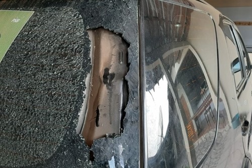 Tiros acertaram o carro que estava na garagem. — Foto: Reprodução/TV Liberal