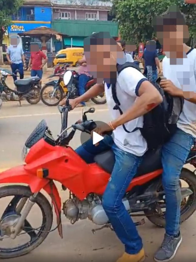 Imagem: estudantes fugiram do local após o acidente - Foto: Uruará Viraliza