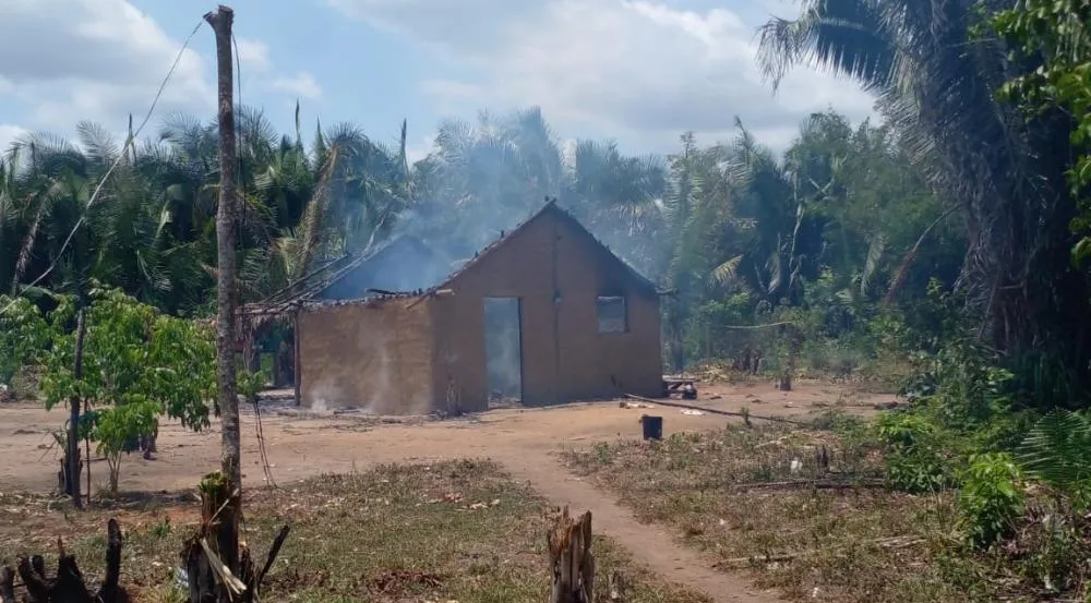 Casa destruida pelo fogo | Foto: Reprodução