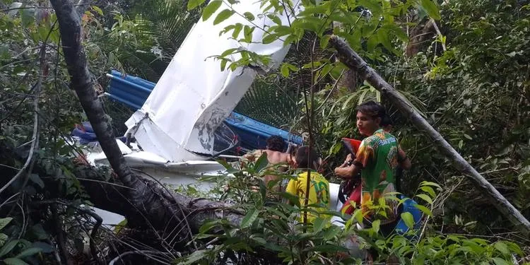Avião cai em área de mata em Santarém e piloto é resgatado com vida