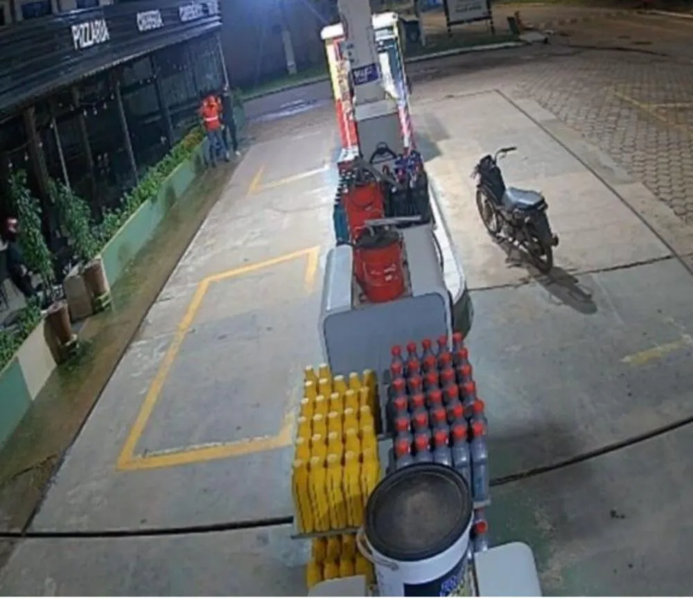 Assaltantes atacam posto, rendem frentista e disparam contra loja em Tomé-Açu