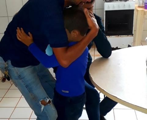 FAMÍLIA SE ENCONTRANDO APÓS SEQUESTRO / Foto: PC PA